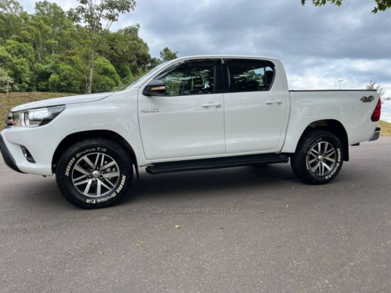 TOYOTA - HILUX - 2017/2017 - Branca - R$ 175.000,00