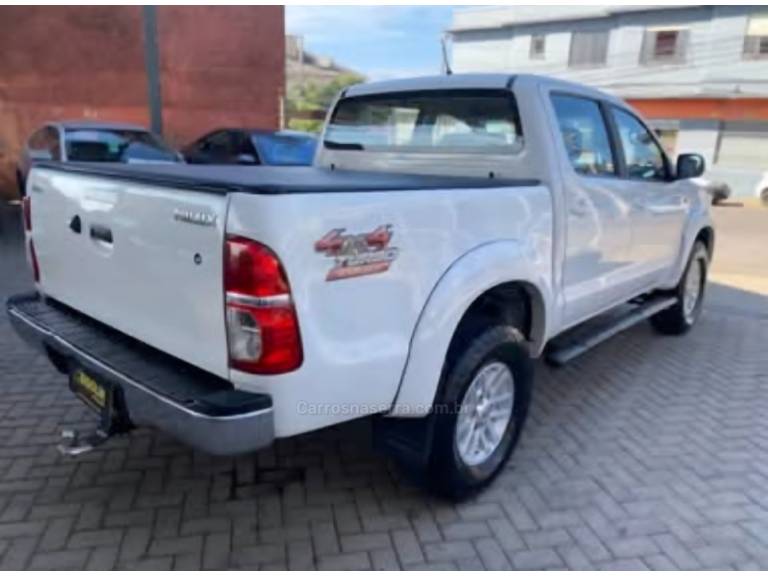 TOYOTA - HILUX - 2013/2013 - Branca - R$ 129.000,00