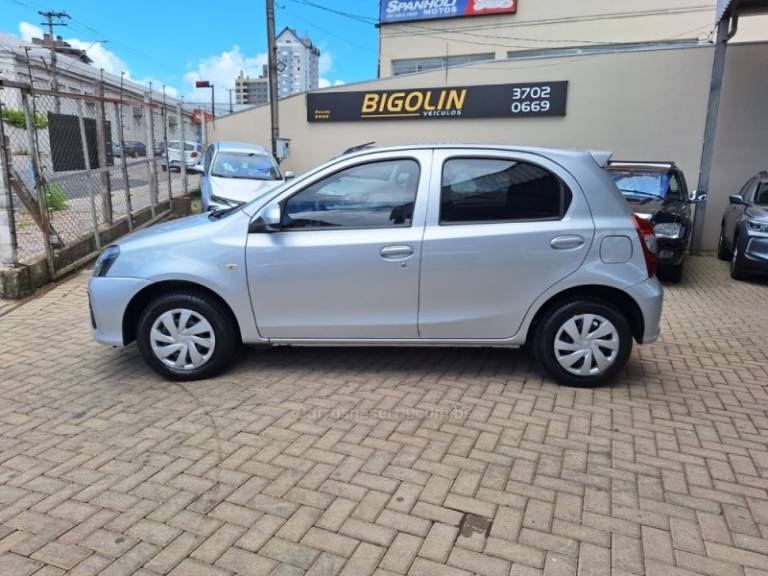 TOYOTA - ETIOS - 2021/2021 - Prata - R$ 68.000,00