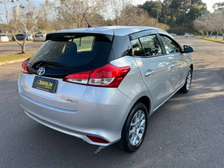 TOYOTA - YARIS - 2021/2021 - Prata - R$ 85.000,00
