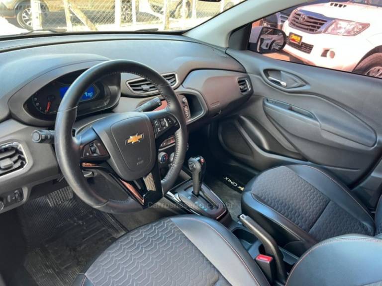 CHEVROLET - ONIX - 2017/2017 - Branca - R$ 67.000,00