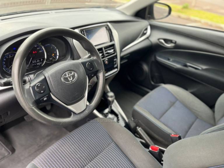 TOYOTA - YARIS - 2020/2020 - Cinza - R$ 83.000,00