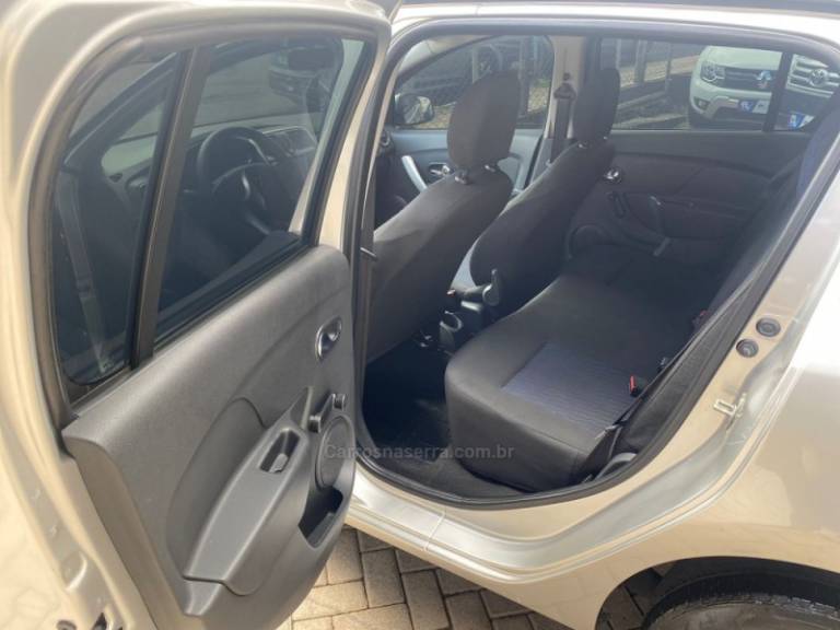 RENAULT - SANDERO - 2015/2015 - Prata - R$ 44.000,00