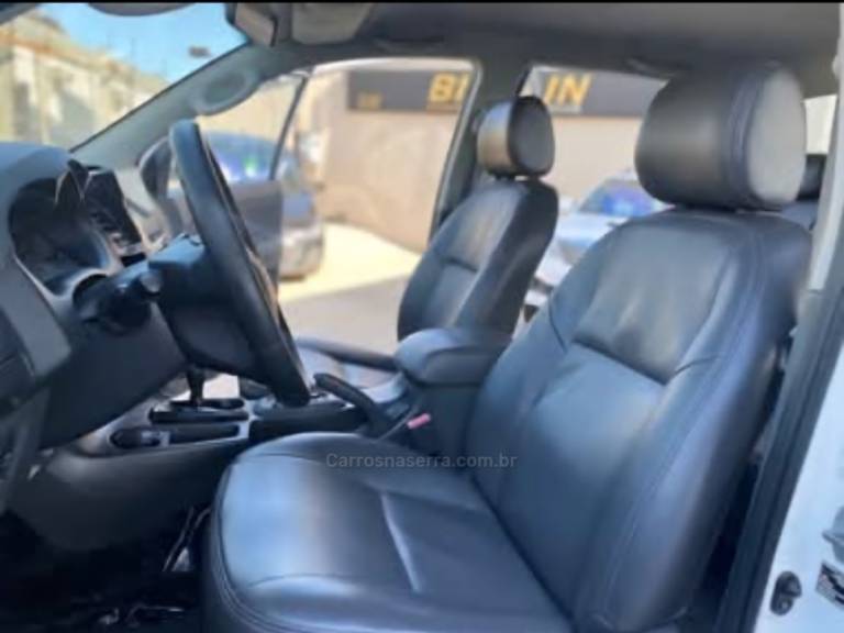 TOYOTA - HILUX - 2013/2013 - Branca - R$ 129.000,00