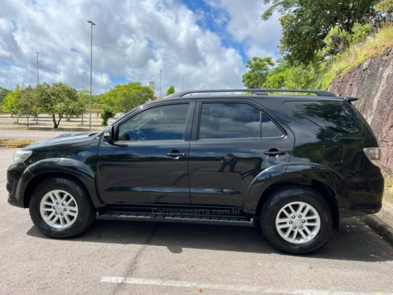 TOYOTA - HILUX SW4 - 2013/2013 - Preta - R$ 139.000,00