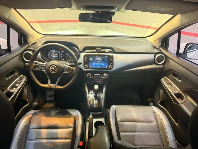 NISSAN - VERSA - 2024/2024 - Branca - R$ 109.000,00