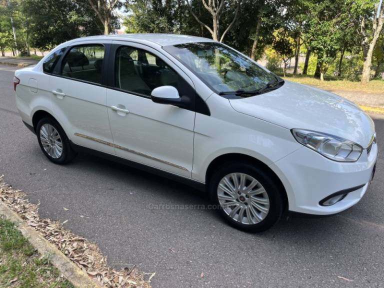 FIAT - GRAND SIENA - 2015/2015 - Branca - R$ 44.000,00