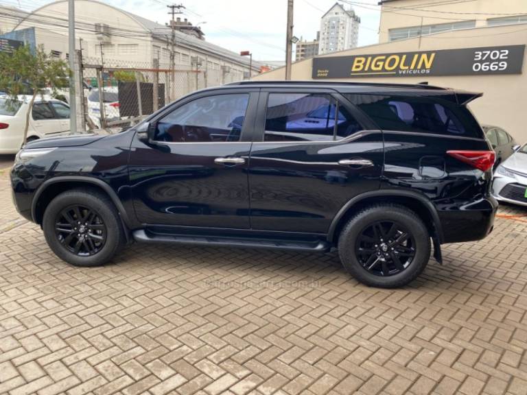 TOYOTA - HILUX SW4 - 2018/2018 - Preta - R$ 235.000,00