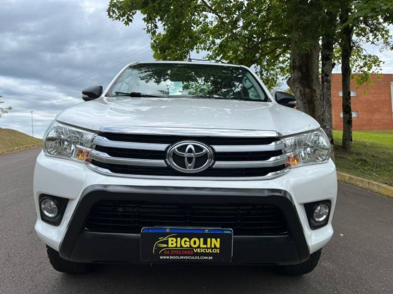 TOYOTA - HILUX - 2017/2017 - Branca - R$ 175.000,00