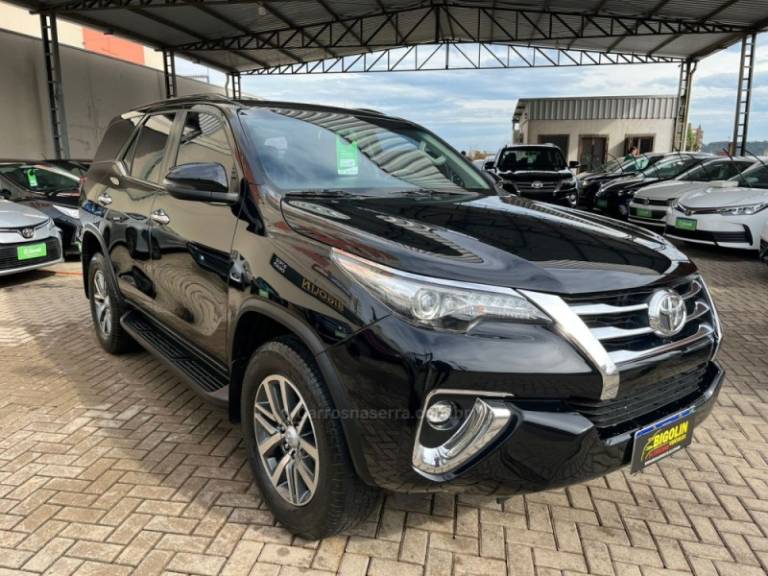 TOYOTA - HILUX SW4 - 2018/2018 - Preta - R$ 230.000,00