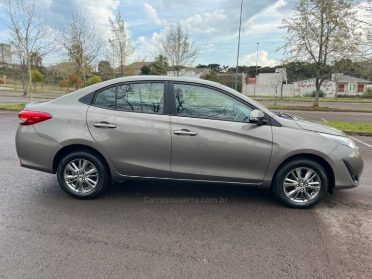 TOYOTA - YARIS - 2020/2020 - Cinza - R$ 83.000,00