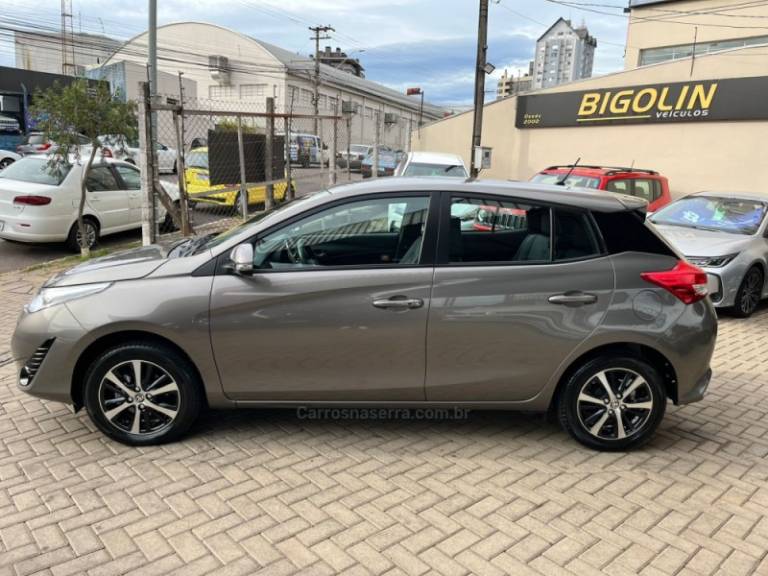 TOYOTA - YARIS - 2019/2019 - Cinza - R$ 86.000,00