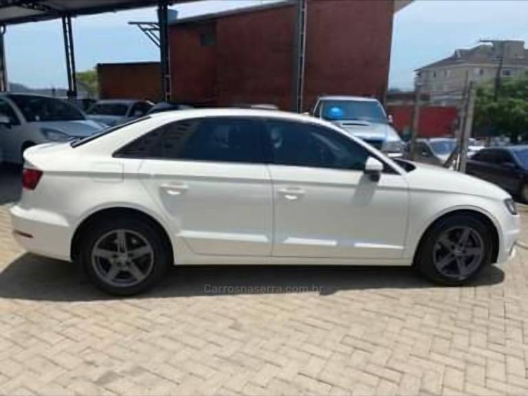 AUDI - A3 - 2015/2015 - Branca - R$ 80.000,00