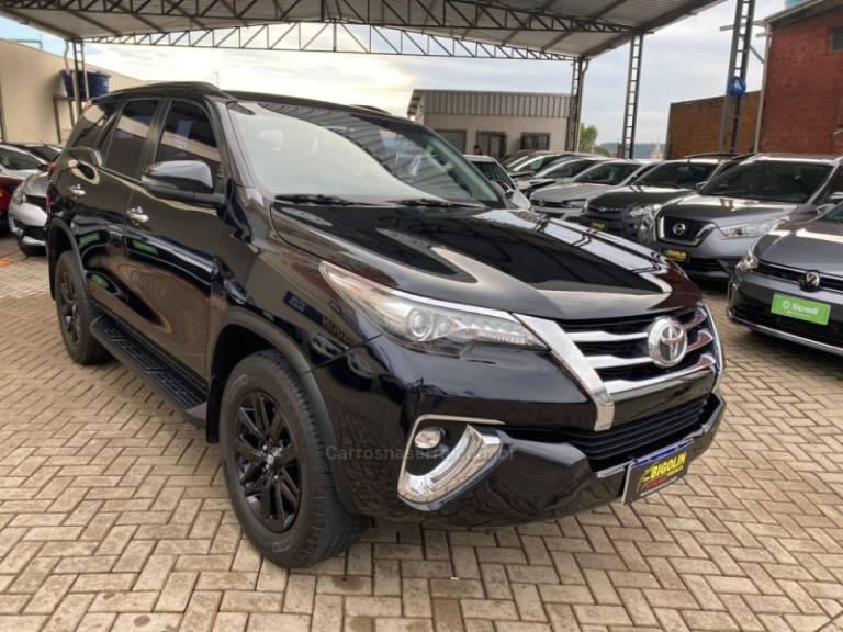 TOYOTA - HILUX SW4 - 2018/2018 - Preta - R$ 235.000,00
