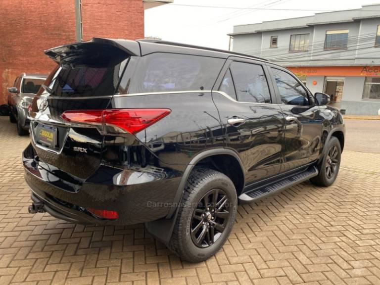 TOYOTA - HILUX SW4 - 2018/2018 - Preta - R$ 235.000,00