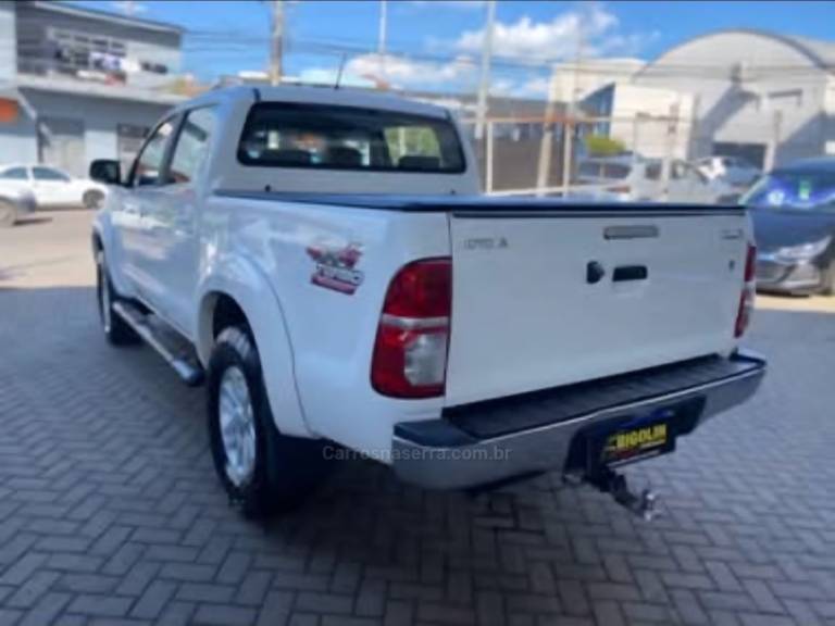 TOYOTA - HILUX - 2013/2013 - Branca - R$ 129.000,00