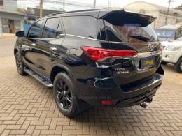TOYOTA - HILUX SW4 - 2018/2018 - Preta - R$ 235.000,00