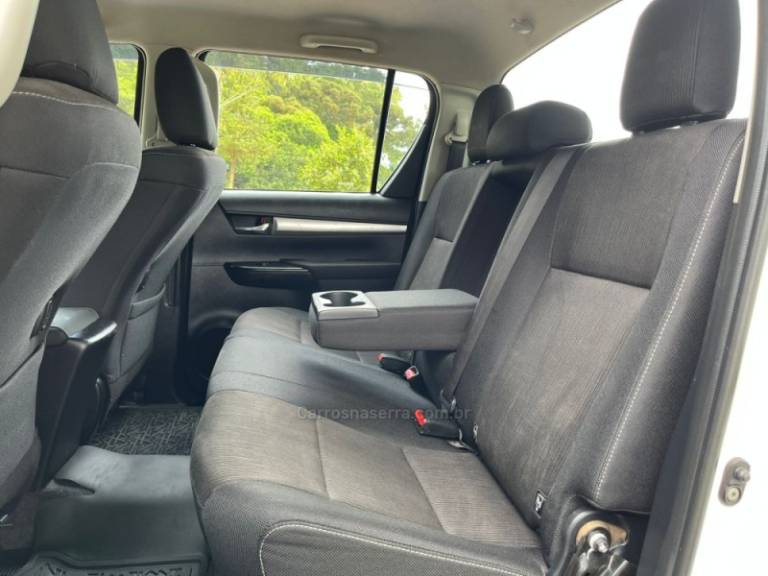 TOYOTA - HILUX - 2017/2017 - Branca - R$ 175.000,00