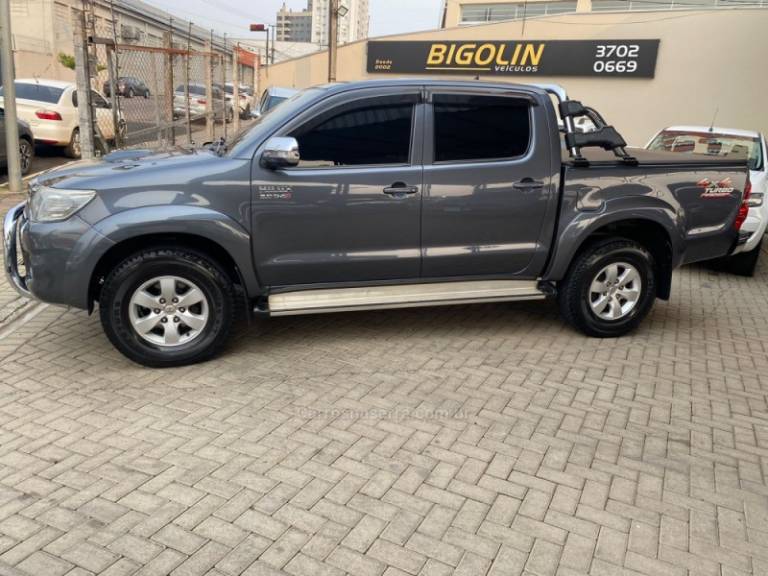 TOYOTA - HILUX - 2014/2014 - Cinza - R$ 144.000,00