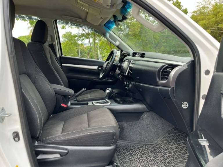 TOYOTA - HILUX - 2017/2017 - Branca - R$ 175.000,00