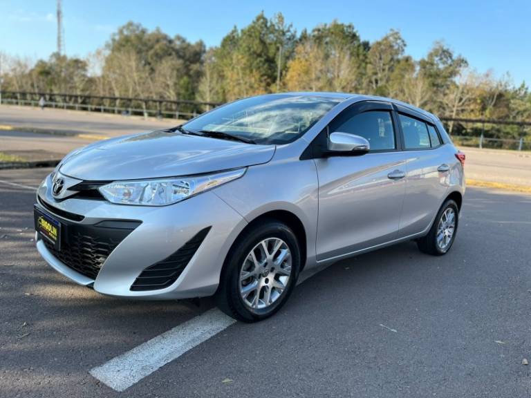 TOYOTA - YARIS - 2021/2021 - Prata - R$ 85.000,00