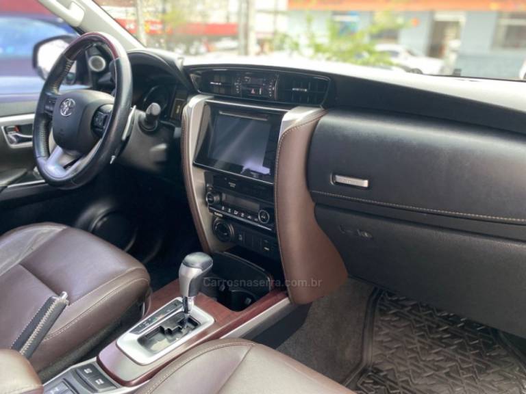 TOYOTA - HILUX SW4 - 2018/2018 - Preta - R$ 235.000,00