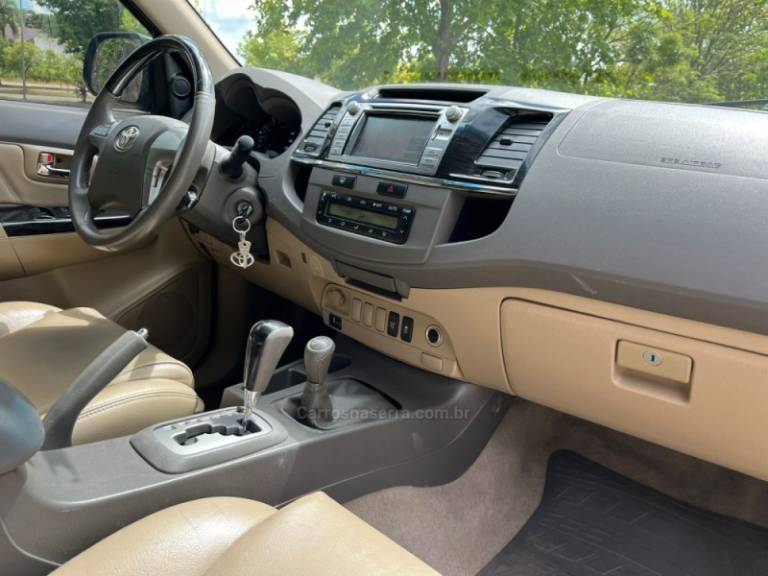 TOYOTA - HILUX SW4 - 2013/2013 - Preta - R$ 139.000,00