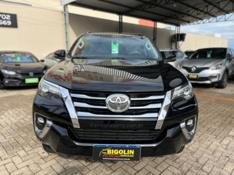 TOYOTA - HILUX SW4 - 2018/2018 - Preta - R$ 230.000,00
