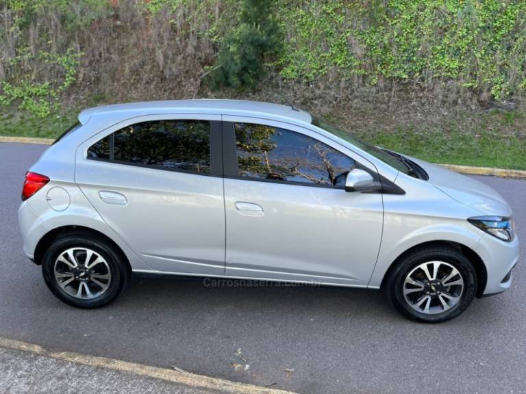 CHEVROLET - ONIX - 2016/2016 - Prata - R$ 61.000,00