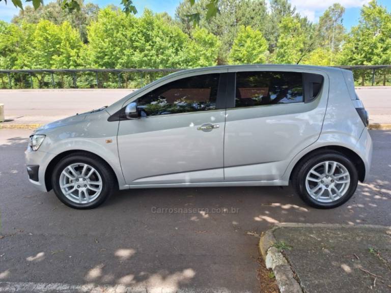 CHEVROLET - SONIC - 2013/2013 - Prata - R$ 45.000,00