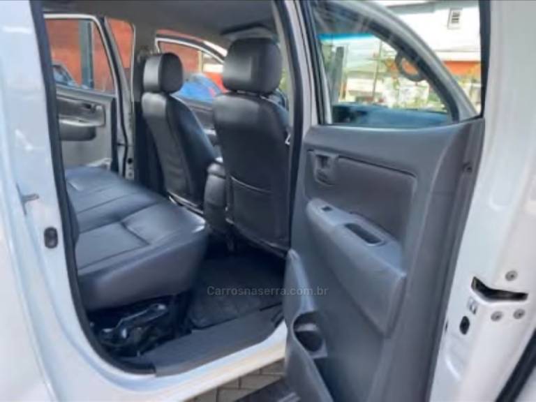TOYOTA - HILUX - 2013/2013 - Branca - R$ 129.000,00