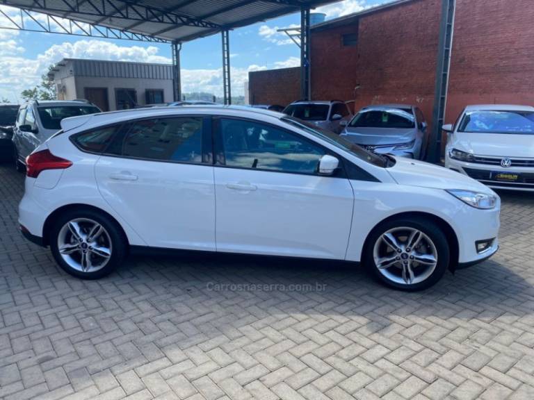 FORD - FOCUS - 2018/2018 - Branca - R$ 78.000,00