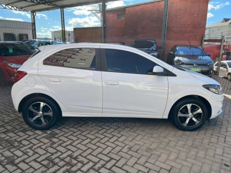 CHEVROLET - ONIX - 2017/2017 - Branca - R$ 67.000,00