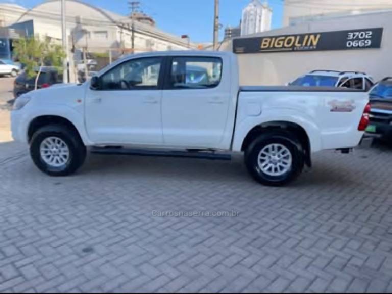 TOYOTA - HILUX - 2013/2013 - Branca - R$ 129.000,00