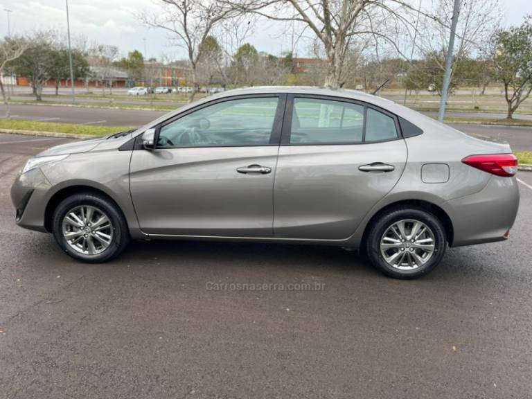 TOYOTA - YARIS - 2020/2020 - Cinza - R$ 83.000,00